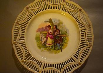 Talerz ażurowy ze sceną rodzajową z XVII wieku - uszkodzony .