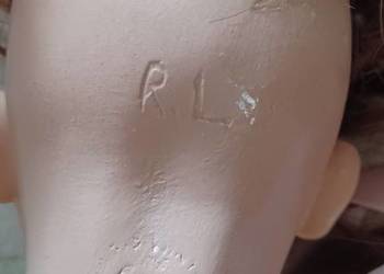 LALKA PORCELANA STARA SYGNATURA -MOŻE MA UBYTEK W PALUSZKU