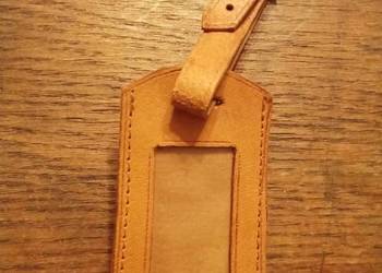 Stara zawieszka do bagażu brązowa Stara zawieszka do bagażu brązowa