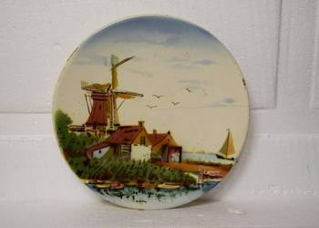 Stary , talerz ceramiczny z wiatrakiem w tle .