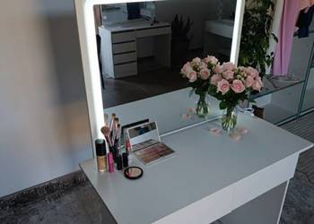 Nowoczesna toaletka kosmetyczna z lustrem led