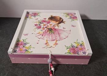 Szkatułka z dziewczynką pudełko wysuwane