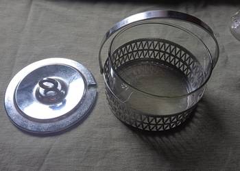 Zabytkowa szklana cukierniczka w koszyku ze stali nierdz.