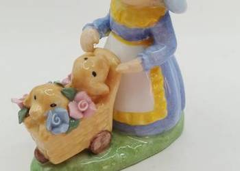 Figurka porcelana dziewczynka w kapeluszu ciągnie wózek