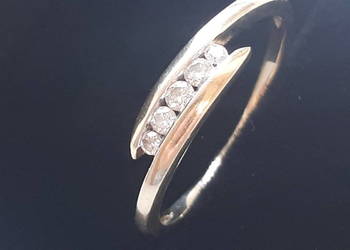 Złoty pierścionek z 5  brylancikami