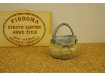 Dekoracyjny koszyczek ceramiczny z motywem kwiatowym