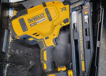 sztyfciarka kątowa to DeWalt DCN660,