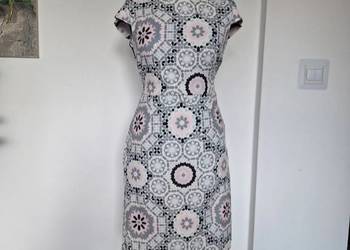 Śliczna letnia pudrowa sukienka biała w geometryczne wzory ExellModa 40