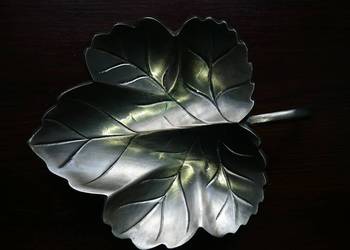 Stara mosiężna patera, oczyszczona i zakonserwowana. Stara mosiężna patera, oczyszczona i zakonserwowana.