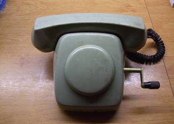 Stary aparat telefoniczny na korbkę