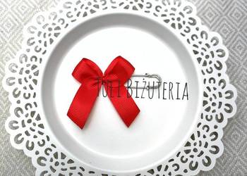 Czerwona kokardka agrafka broszka do wózka