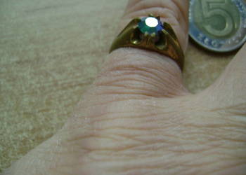 Starocie z PRL - Biżuteria = Pierścionek metalowy z tombaku z oczkiem 17 mm