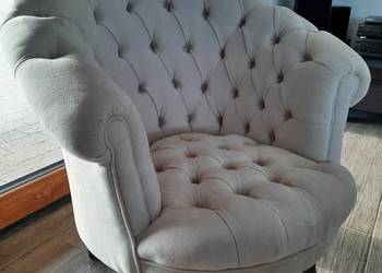 Elegancki pikowany fotel Chesterfield.