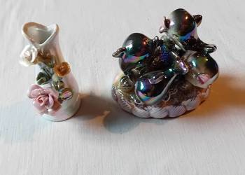Wazonik i figurka - delfinki z iryzowanej porcelany. Wazonik i figurka - delfinki z iryzowanej porcelany.