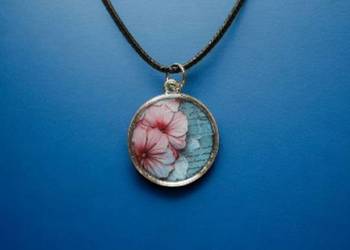 Naszyjnik z kwiatowym wisiorkiem z żywicy ręcznie robiony