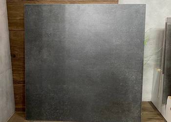 Ciemny grafitowy gres 80x80 - podbarwiony w masie