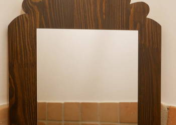 Lusterko na ozdobnej desce.