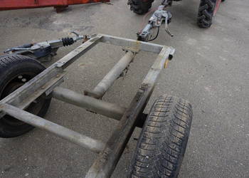 przyczepa z regulowaną wysokości dyszla i hamulcem najazdowym KNOTT