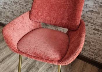 Krzesło do jadalni tapicerowane aksamitem z podłokietnikami.