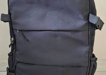 Czarny plecak turystyczny podręczny do samolotu pakowny i pojemny 44x28x15