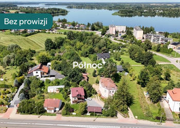 Zabytkowa kamienica w Rajgrodzie nieopodal jeziora