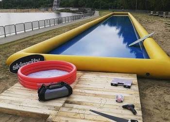 Mobilny tor skimboard do skimboardingu - ślizgania się deską po wodzie