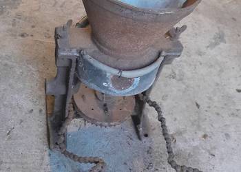 Stary młynek śrutownik zabytek do odswieżenia retro