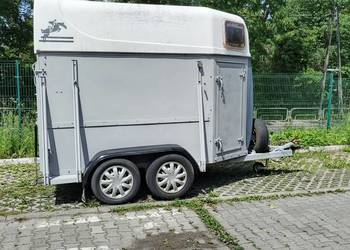 Przyczepa do przewozu koni