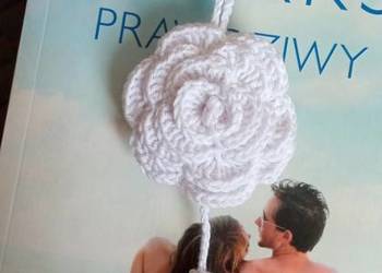 Biała róża wykonana na szydełku, brelok, zawieszka