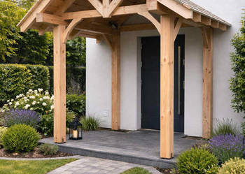 Drewniane zadaszenie nad wejściem głównym