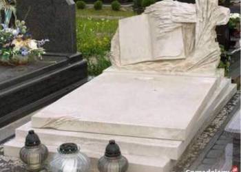 Nagrobek z piaskowca nagrobek z tzezba księgi pomnik