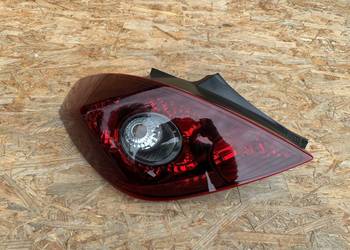 Lampa tył lewa w błotnik Opel Corsa D 13242811 89037367
