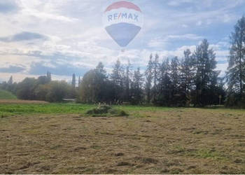 Działka przy głównej drodze.