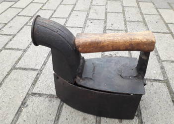 Zabytkowe żelazko na wegiel z kominem
