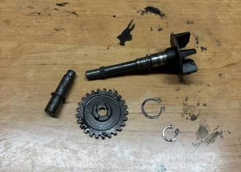 Wałek zębatka pompy wody Suzuki RM 250 1996-2000