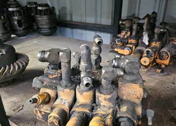 3-sekcyjny rozdzielacz hydrauliczny Case 580K, 580SK i 590