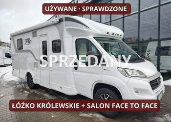 samochody kempingowe Laika Kosmo 512 - Komfortowa półintegra z łóżkiem kró…