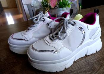Sneakersy Carvela