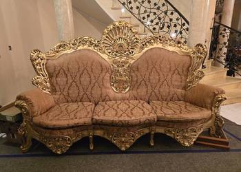 Luksusowa kanapa, zdobiona, złota.