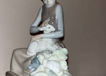 Figurka Dziewczyny z owieczką i taczką pełną kapusty.  Syg.