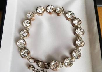 Elegancka piękna bransoletka z błyszczącymi kryształamy