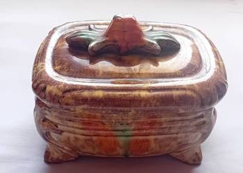 Ceramiczna szkatułka Jasba, zdobiona glazurą uranową. Lata 30-e XX w.