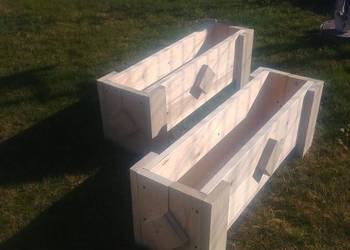 Drewniane donice wykonane z heblowanych desek o grubości 2,7 cm.