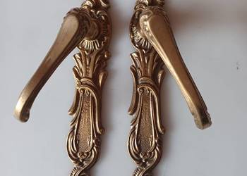 Klamki i szyldy mosiężne.