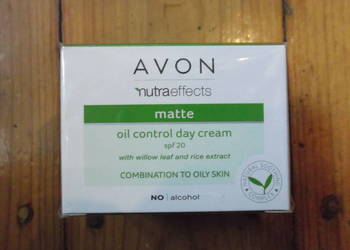 Matujący krem na dzień Avon