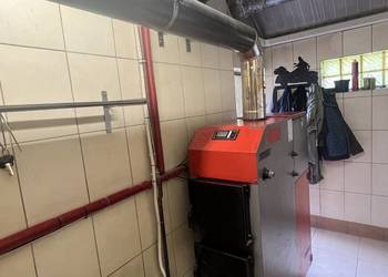 Kotłownia z piecem z podajnikiem na ekogroszek miał, dodatkowo drewno