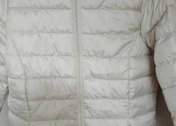 Kurtka damska jasno beżowa.