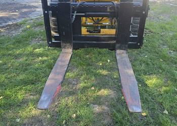 Kareta z przesuwem hydraulicznym i widłami z przesuwem do koparko-ładowarki