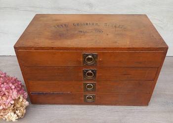 Włoska przedwojenna drewniana szafeczka 4 szuflady szafeczka na kolekcje Włoska przedwojenna drewniana szafeczka 4 szuflady szafeczka na kolekcje