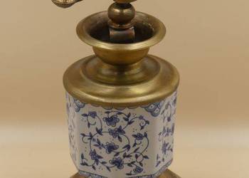 Piękny młynek do pieprzu, mosiądz i porcelana